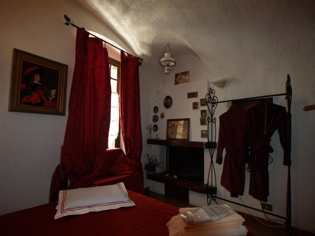 Bed and Breakfast Le Petit Chateau Дольчеаккуа Номер фото